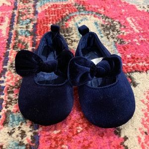 Blue velvet baby shoes